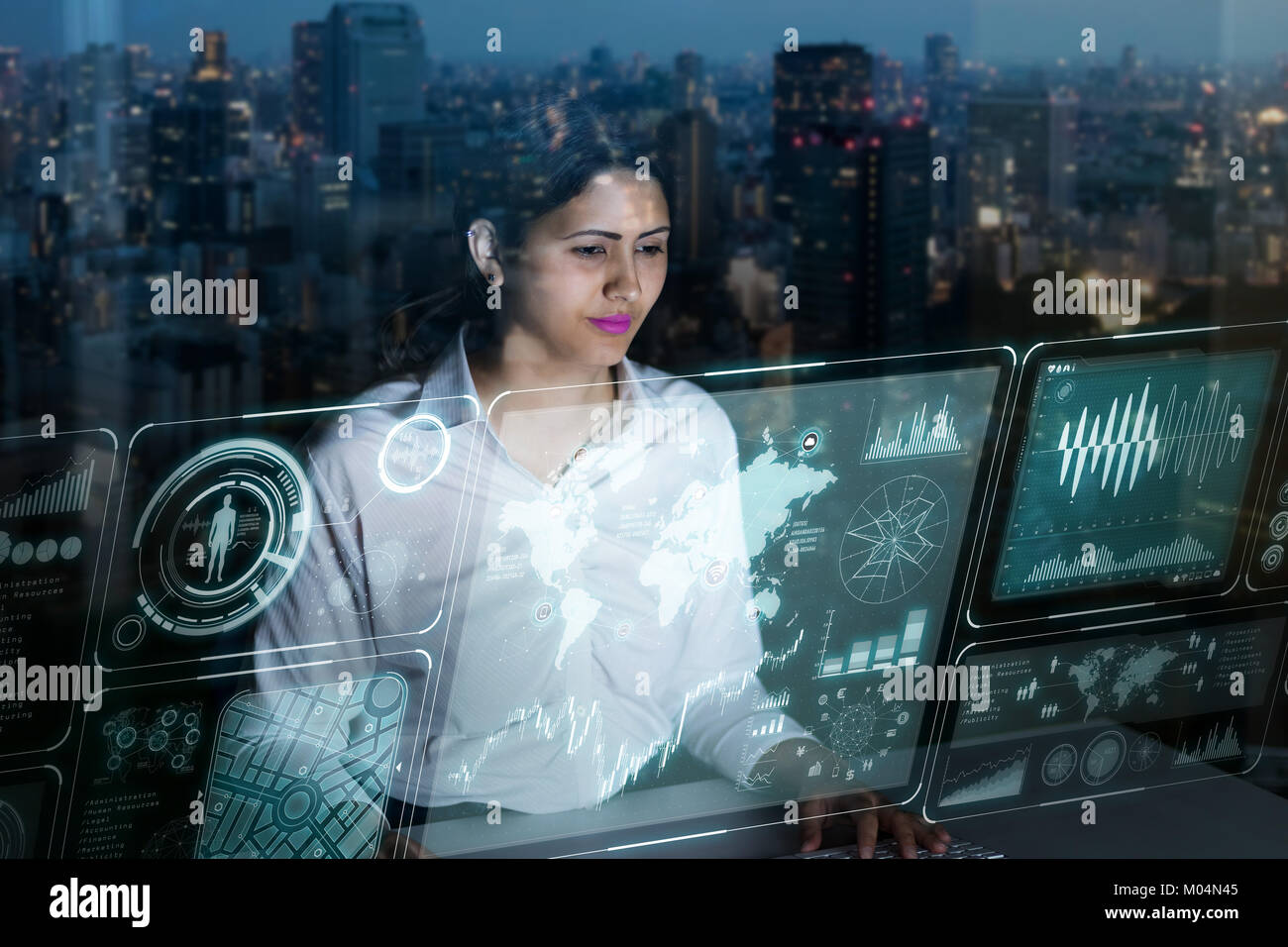 Giovane imprenditrice guardando il futuristico interfaccia grafica utente. Internet delle cose. Smart City. Foto Stock