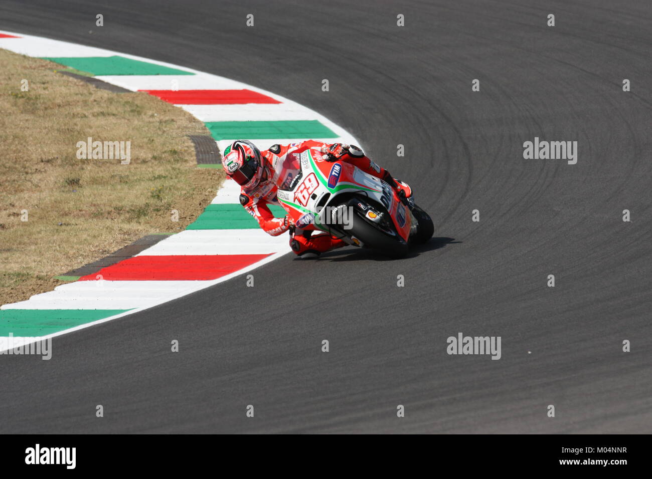 Nicky Hayden a salutare gli spettatori a 2012 Moto GP gara sul circuito del Mugello in Italia Foto Stock