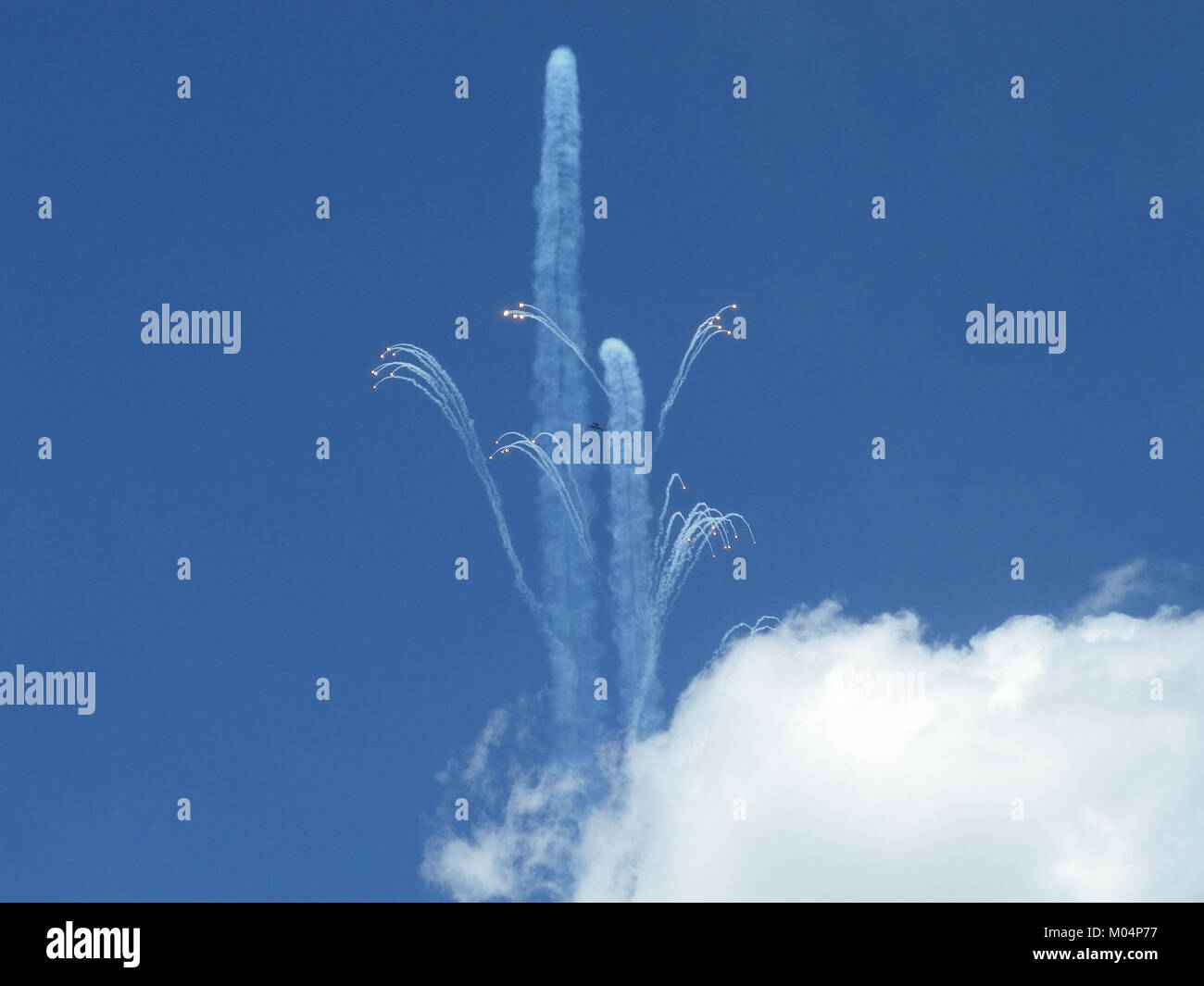 Il Breitling Jet Team TLS è un team acrobatico professionale, noto per l'esecuzione di manovre aeree ad alta velocità e per mostrare le abilità di volo di precisione dei suoi piloti, spesso utilizzando jet moderni. Foto Stock