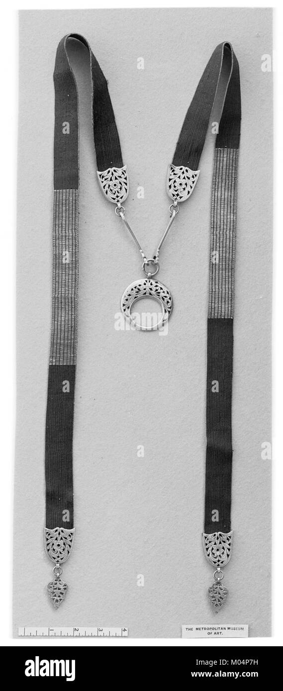 La Bridle Band, MET 35191, è un pezzo decorativo di equipaggiamento equestre della collezione del Metropolitan Museum of Art, che mostra l'artigianato con attrezzature storiche a cavallo. Foto Stock