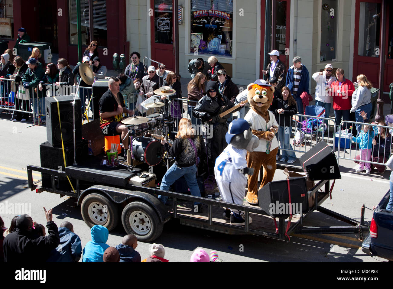 Mardi Gras galleggiante; banda con i personaggi dei cartoni animati Foto Stock