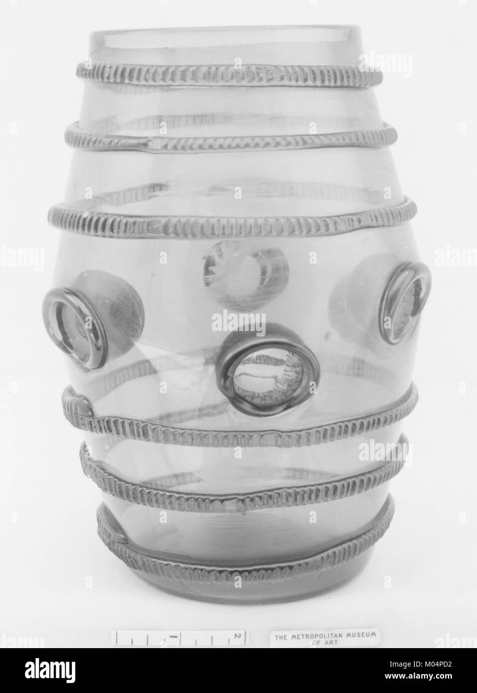 Un pezzo di vetro paraurti della collezione MET, possibilmente di un veicolo d'epoca, che illustra il design e i materiali automobilistici utilizzati nella produzione automobilistica. Foto Stock