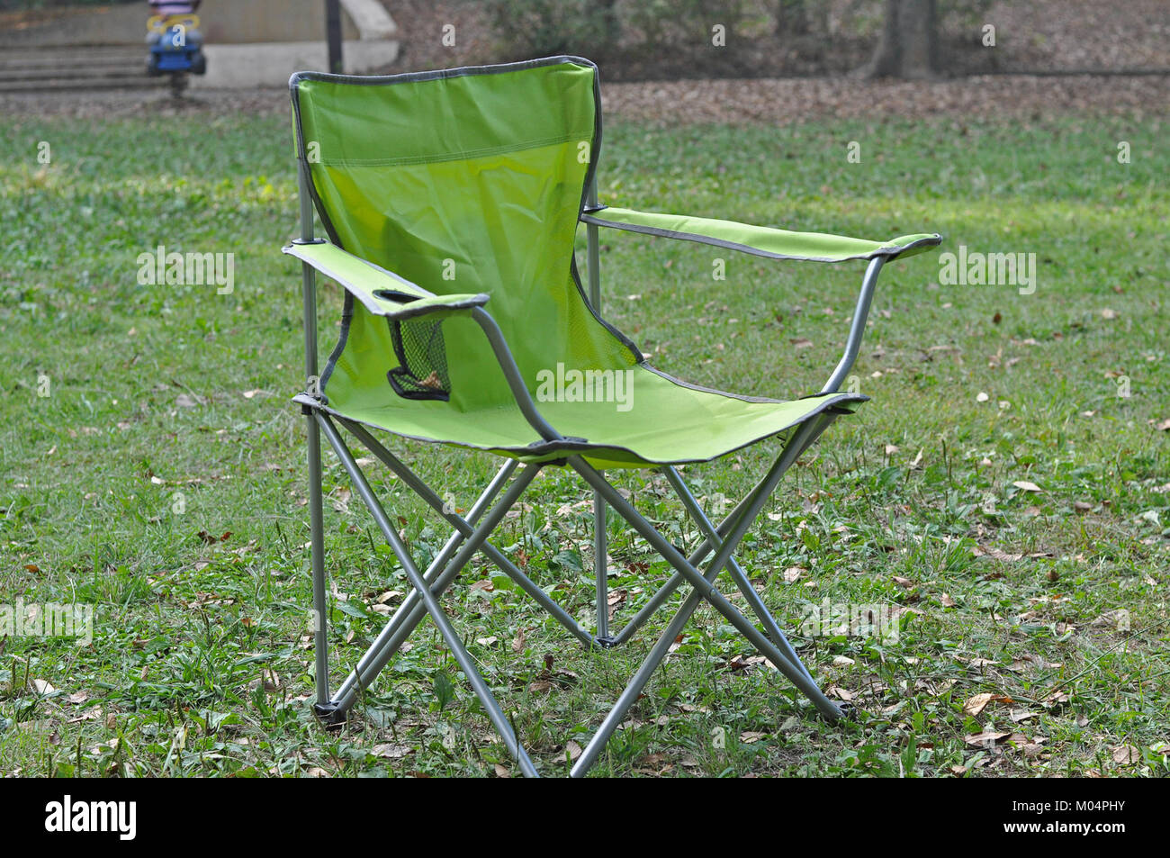 Questa sedia da campeggio è progettata per l'uso all'aperto e offre comfort e portabilità. Ideale per campeggio, picnic ed eventi all'aperto, è dotato di materiali leggeri e design pieghevole per un facile trasporto e stoccaggio. Foto Stock