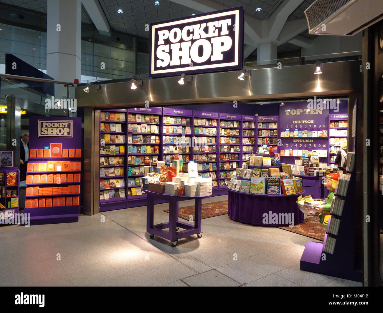 Buchhandlung Pocket-Shop im Flughafen Berlin-Tegel è una libreria situata presso l'aeroporto Berlin-Tegel in Germania. Il negozio è noto per offrire una varietà di libri e riviste ai viaggiatori. Foto Stock