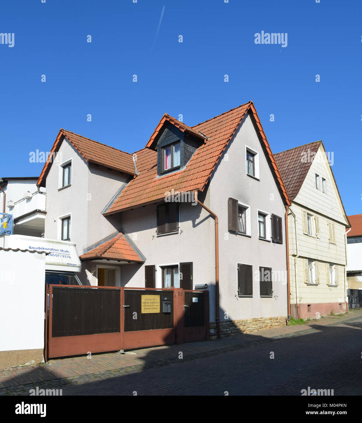 Haingasse 37 a Burgholzhausen è un indirizzo storico situato in Germania. Questo edificio, tipico dell'architettura regionale, ha un significato nel contesto della storia locale e del patrimonio culturale. Foto Stock