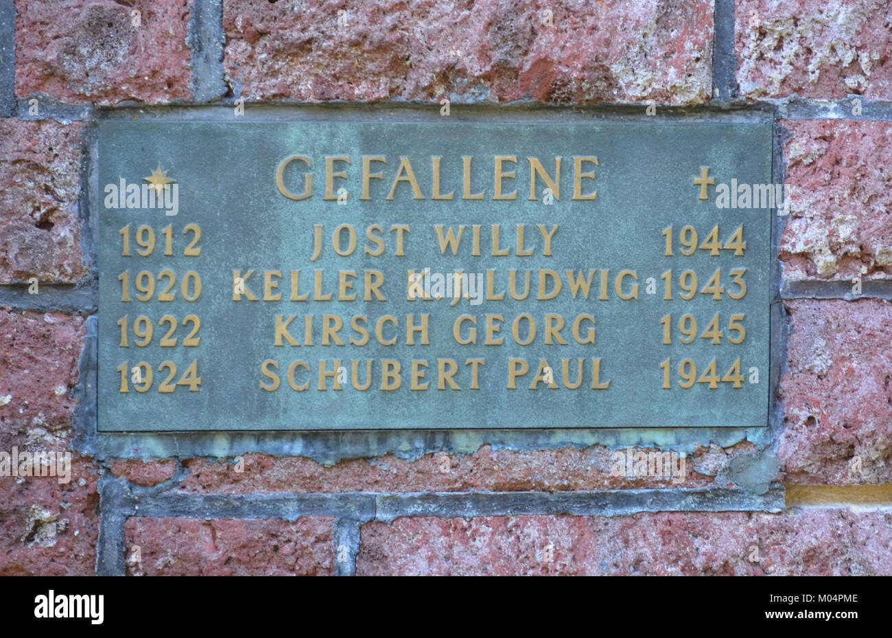 L'Ehrenmal di Burgholzhausen è una targa commemorativa dedicata ai soldati caduti, che mette in risalto la storia della regione e ne commemora il passato. Foto Stock