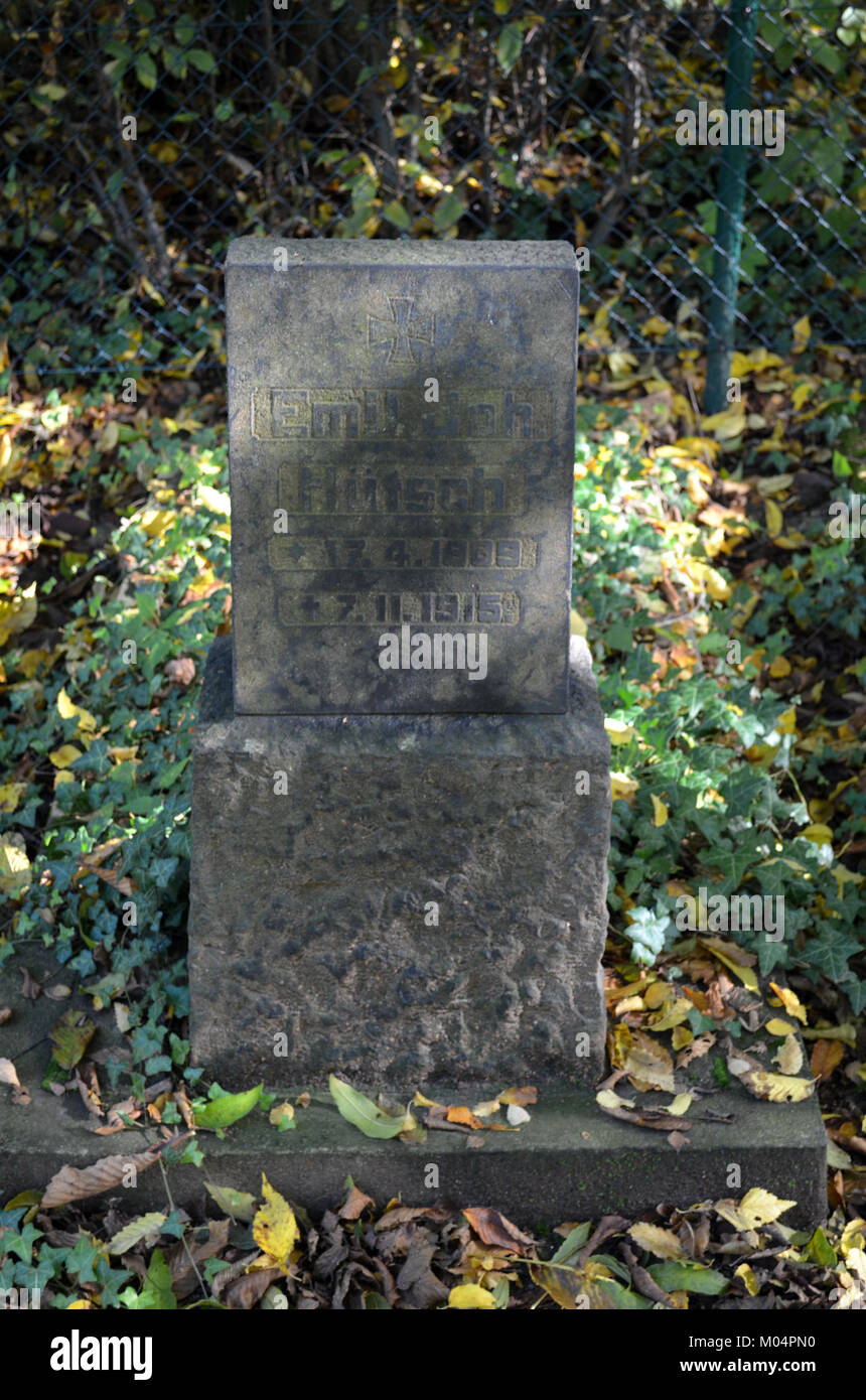 Il memoriale Ehrenmal a Burgholzhausen, Germania, onora coloro che hanno perso la vita in tempo di guerra. La pietra tombale rappresenta gli sforzi della regione per commemorare i caduti. Foto Stock