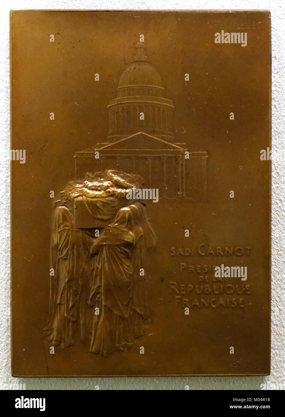 La "sepoltura del presidente Sadi Carnot", una medaglia disegnata da Oscar Roty nel 1894, commemora l'assassinio del presidente francese. La medaglia raffigura una scena di sepoltura simbolica ed è conservata nel Museo Bode. È un notevole esempio di arte commemorativa francese del XIX secolo. Foto Stock