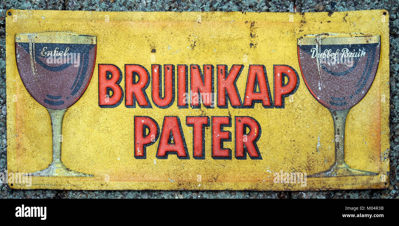 Un vecchio cartello pubblicitario in metallo per Bruinkap Pater, uno storico marchio di birra, che riflette le tendenze del design vintage. Il design della signâ rappresenta la commercializzazione della birra tra la prima e la metà del XX secolo, spesso associata alla cultura della birra europea. Foto Stock