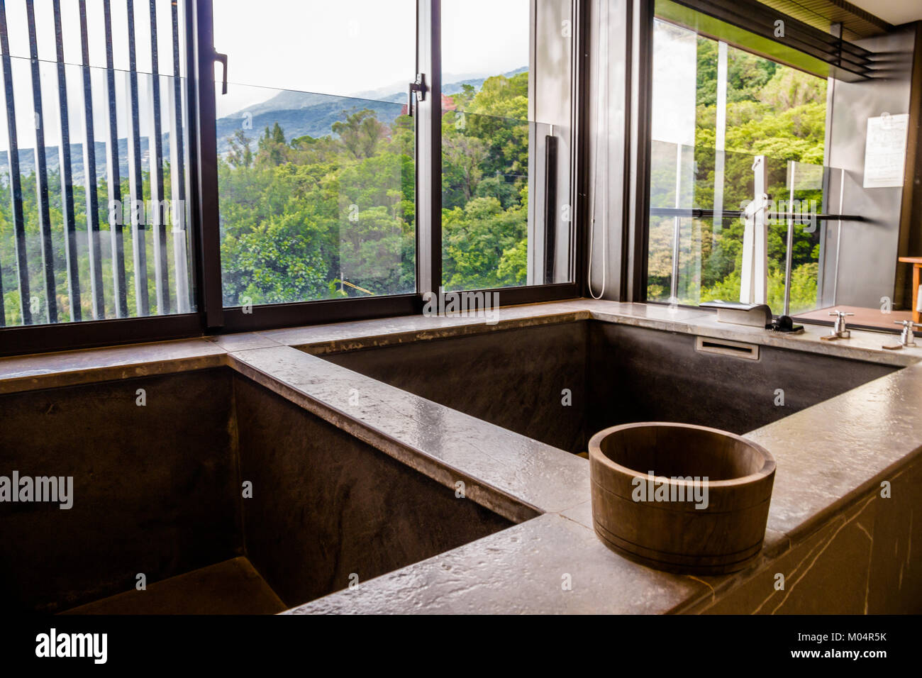 Il privato HOT e COLD SPRING vasca con un cucchiaio di legno e una vista panoramica del Grand View Resort Beitou, Taipei, Taiwan. Presa nel settembre 2014. Foto Stock