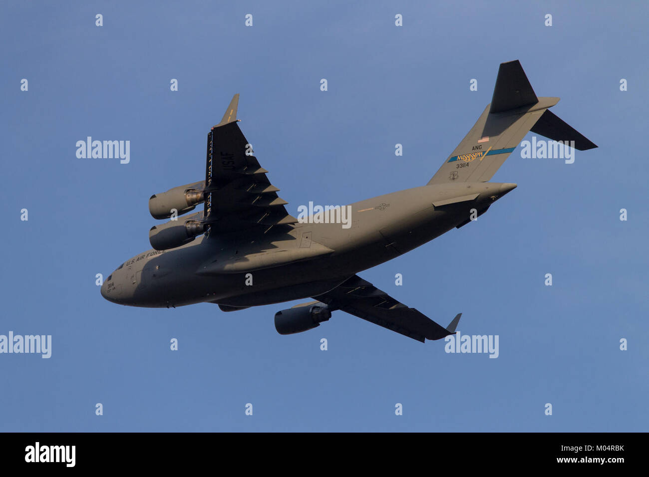Questa immagine cattura il potente decollo di un velivolo C-17 Globemaster dalla Tinker Air Force base, mostrando le sue capacità nelle operazioni di trasporto aereo militare. Foto Stock