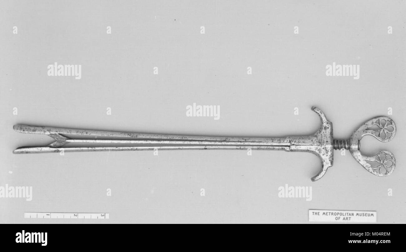 Questa coppia di pinze a proiettile, catalogate come MET 23012, fa parte della collezione medica del Metropolitan Museum of Art Le pinze a proiettile sono utilizzate nelle procedure chirurgiche, in particolare nella rimozione di corpi estranei. Foto Stock