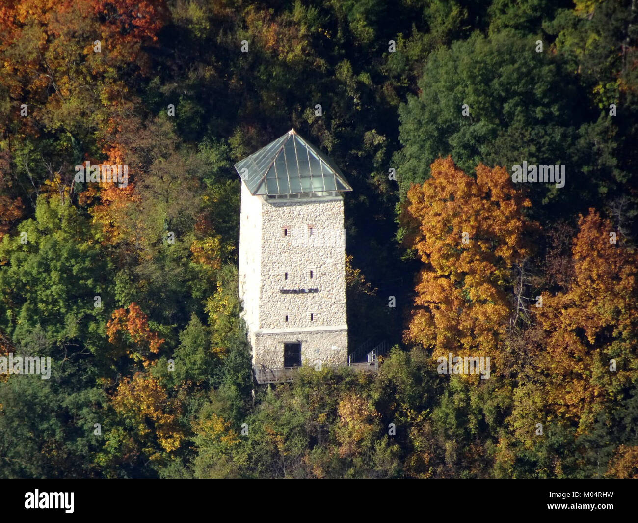 La BV Black Tower è un edificio commerciale e residenziale situato nel cuore della città. Si distingue per il suo design moderno e l'uso di elementi architettonici innovativi. Foto Stock