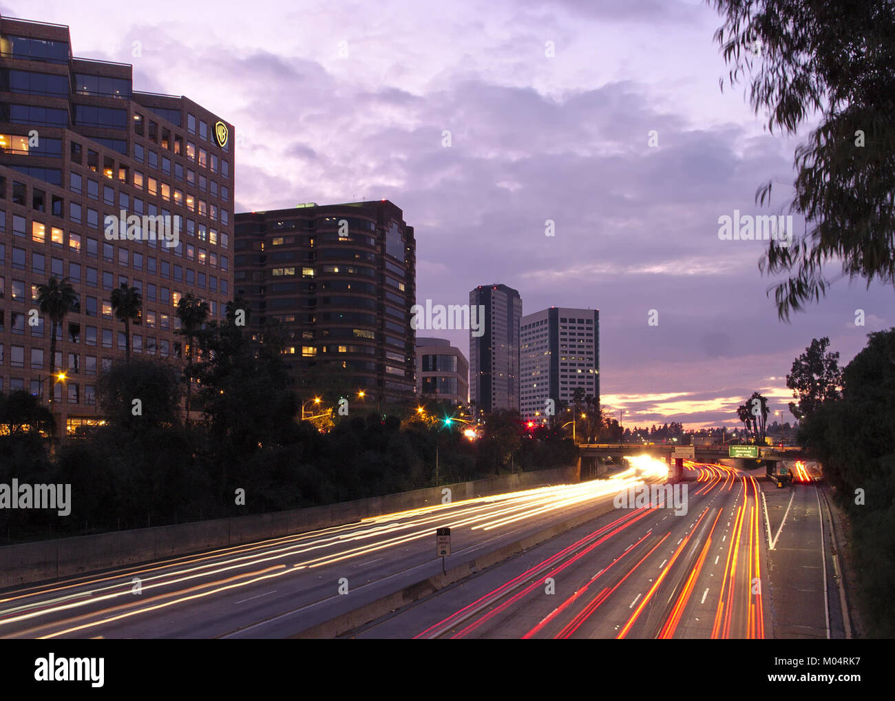 Questa immagine cattura il Burbank Media District lungo la State Route 134 in California, noto per la sua concentrazione di società di media e studi di intrattenimento, tra cui le principali strutture di produzione cinematografica e televisiva. Foto Stock