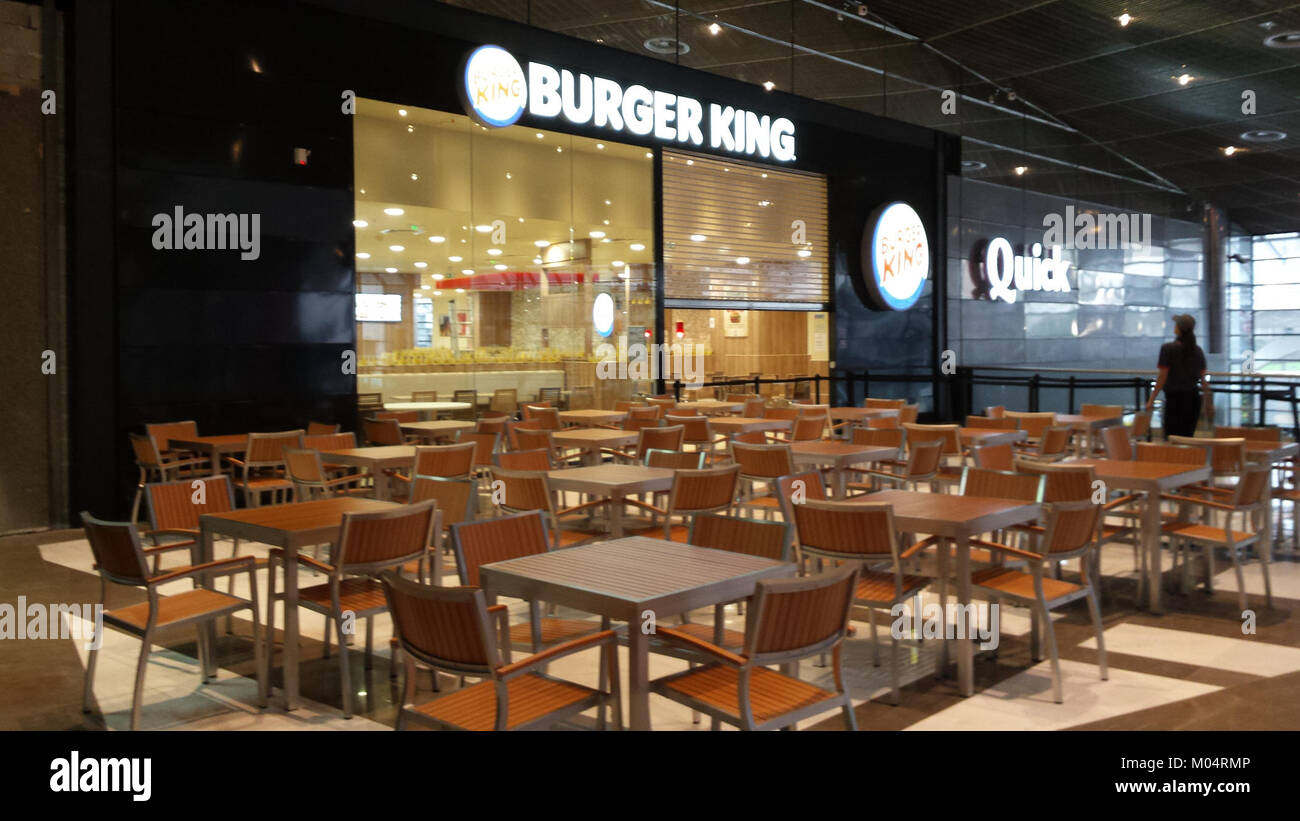 Questa immagine raffigura un ristorante Burger King situato a Lille, in Francia. Lo stabilimento riflette la presenza globale della catena dei fast food e il suo adattamento ai mercati locali. Foto Stock