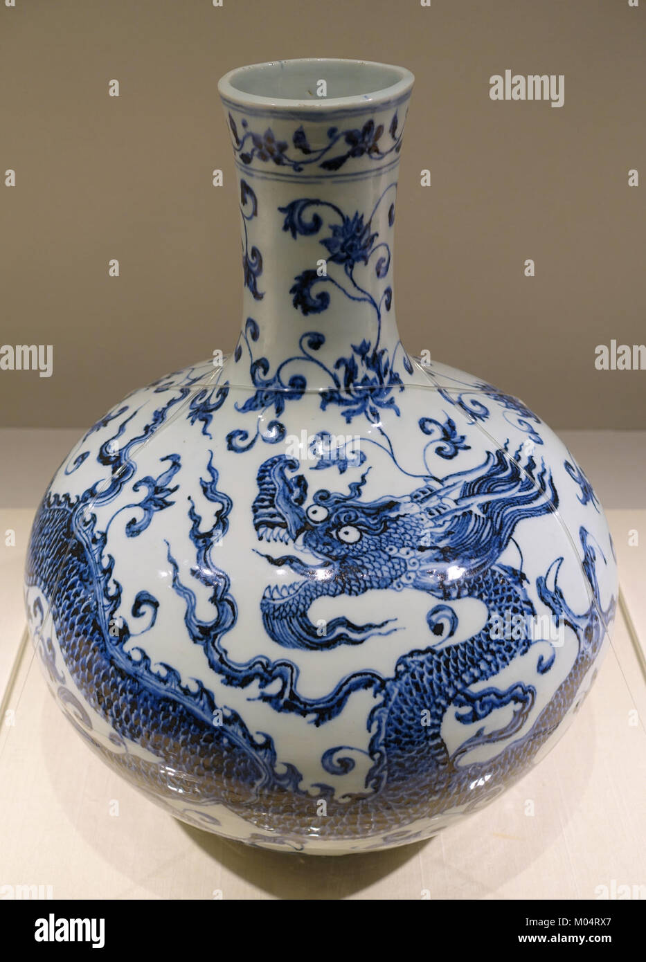 Vaso bottiglia con dragon e design arabesque, Cina, Jingdezhen forno, dinastia Ming, periodo Yongle, 1403-1424 annuncio, blu e bianco - Matsuoka Museum of Art - Tokyo, Giappone - DSC07353 Foto Stock