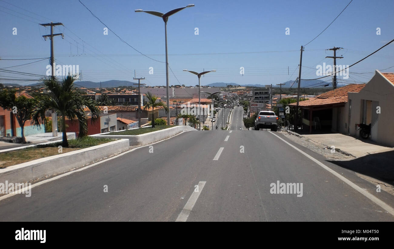 BR-405 è un'autostrada federale nello stato del Rio grande do Norte, Brasile, che attraversa Pau dos Ferros. Si tratta di un percorso di trasporto cruciale che collega le comunità locali e facilita i viaggi regionali. Foto Stock