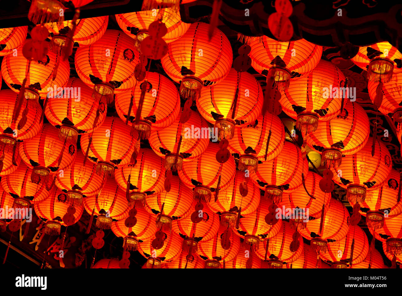 Un sacco di illumina la carta cinese lanterne appese al soffitto di un tempio taoista di Taiwan. Foto Stock
