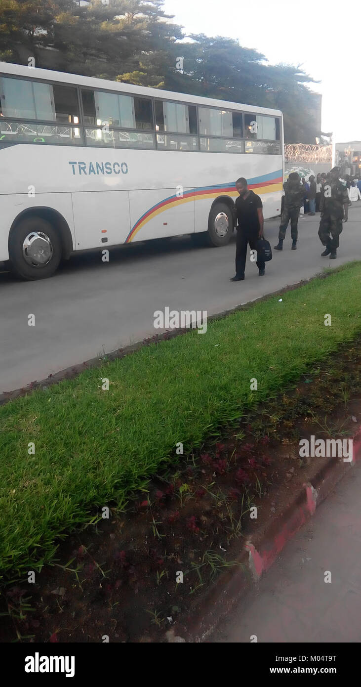 Un autobus a Kinshasa, la capitale della Repubblica Democratica del Congo, si vede navigare per le strade. I trasporti pubblici svolgono un ruolo cruciale nelle infrastrutture e nella vita quotidiana della città, collegando varie parti della città. Foto Stock