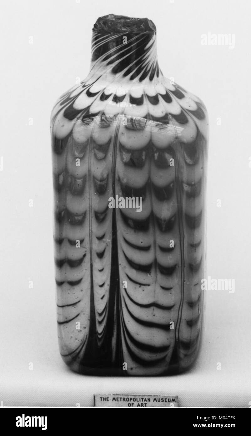 Un'immagine di una bottiglia della collezione del Metropolitan Museum of Art, identificata dal numero di accesso 1678896807. La fotografia fornisce una visione dettagliata del design e della cura artigianale del flacone. Foto Stock
