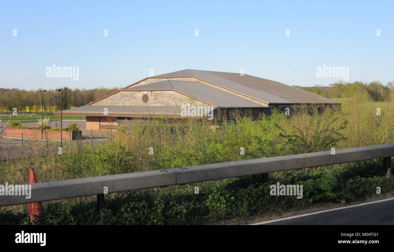 La sala meeting Brethren è situata in New Pond Road ad Artington, vicino a Guildford. Questa fotografia cattura lo spazio riunioni, riflettendo l'atmosfera semplice e orientata alla comunità della Chiesa dei Fratelli. Foto Stock