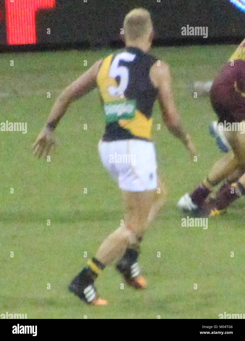 Questa immagine mostra Brandon Ellis dei Richmond Tigers in una partita contro i Brisbane durante la stagione 2015 della Australian Football League (AFL). Ellis, un centrocampista chiave, è visto in azione durante il gioco, che mostra la natura competitiva delle partite della AFL. Foto Stock