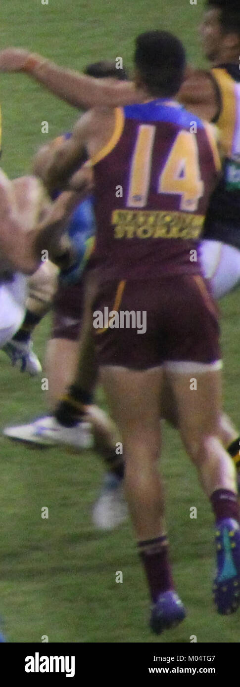 Un evento sportivo tra Brent Staker e la squadra di Richmond nel 2015, che cattura la natura competitiva e le prestazioni atletiche del football australiano. Foto Stock