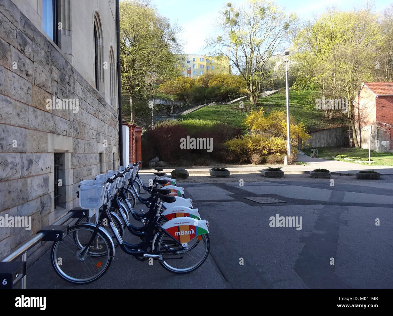 Il Bydgoski Rower Aglomeracyjny fa parte del sistema pubblico di bike sharing di Bydgoszcz, Polonia. Questa immagine di aprile 2015 mostra il design moderno della moto e la tendenza crescente di opzioni di trasporto ecocompatibili nelle aree urbane. Il sistema offre ai residenti e ai visitatori un'alternativa di trasporto conveniente e sostenibile. Foto Stock Il Bydgoski Rower Aglomeracyjny fa parte del sistema pubblico di bike sharing di Bydgoszcz, Polonia. Questa immagine di aprile 2015 mostra il design moderno della moto e la tendenza crescente di opzioni di trasporto ecocompatibili nelle aree urbane. Il sistema offre ai residenti e ai visitatori un'alternativa di trasporto conveniente e sostenibile. Foto Stock