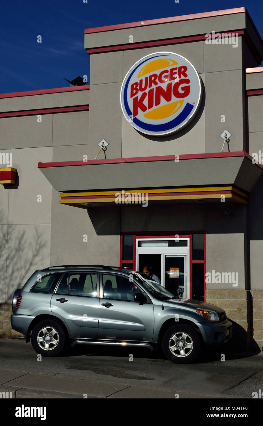 Questo titolo si riferisce a un Burger King Drive-Thru, un formato di servizio fast food che consente ai clienti di ordinare e ritirare il cibo dai loro veicoli. Foto Stock