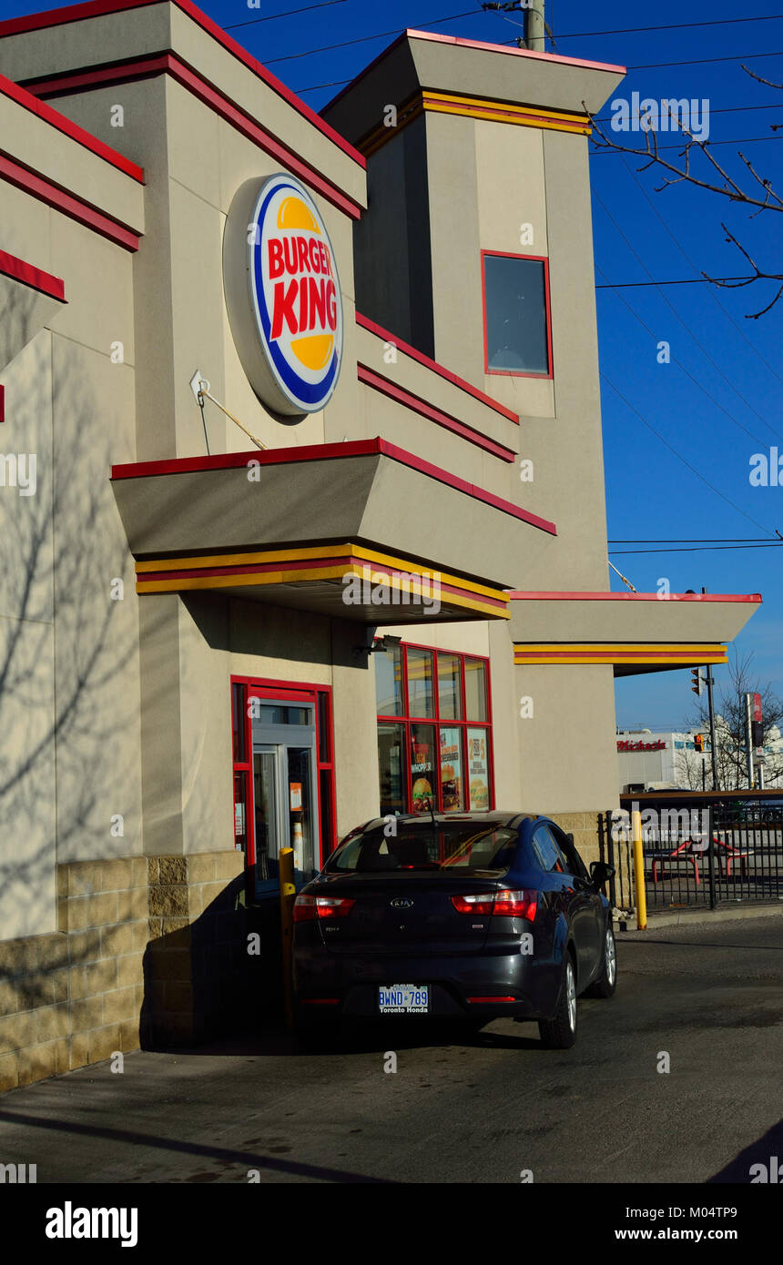Il Burger King Drive-Thru offre un servizio fast food attraverso una finestra drive-through. Questo sistema consente ai clienti di effettuare ordini e ricevere cibo senza lasciare il veicolo, fornendo un servizio conveniente per la ristorazione in movimento. Foto Stock