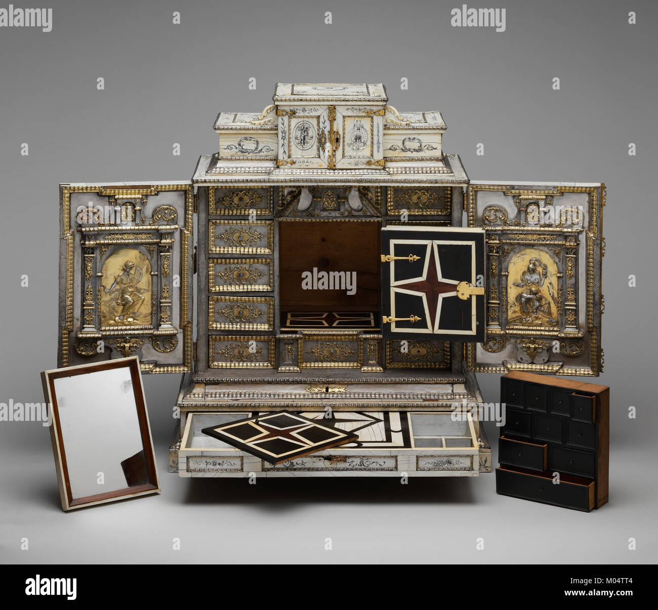 Il Cabinet MET DP109310 è un mobile storico all'interno della collezione MET. Si tratta di un ottimo esempio di artigianato, che espone elementi decorativi e design che riflettono la sua epoca e l'uso nelle famiglie benestanti. Foto Stock