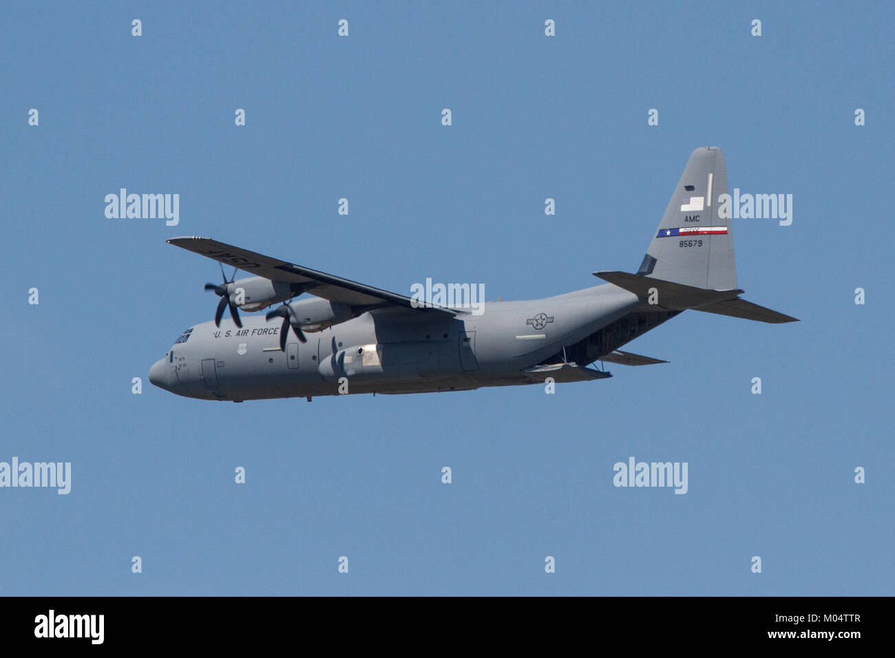 Un C-130J Super Hercules esegue un air drop alla Dyess Air Force base nel 2015. L'aereo è noto per la sua versatilità nella mobilità aerea e nelle operazioni cargo, dimostrando la precisione e la capacità della U.S. Air Force nella logistica aerea e nella preparazione al combattimento. Foto Stock