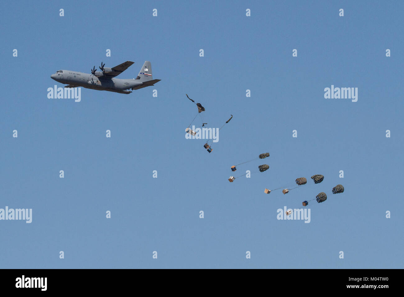 Il C-130J Super Hercules, un versatile aereo da trasporto militare, eseguì un Air drop alla Dyess Air Force base nel 2015. Noto per la sua capacità di trasportare grandi carichi utili e distribuire personale o rifornimenti in vari terreni, il C-130J rimane una risorsa fondamentale per la logistica militare. Foto Stock