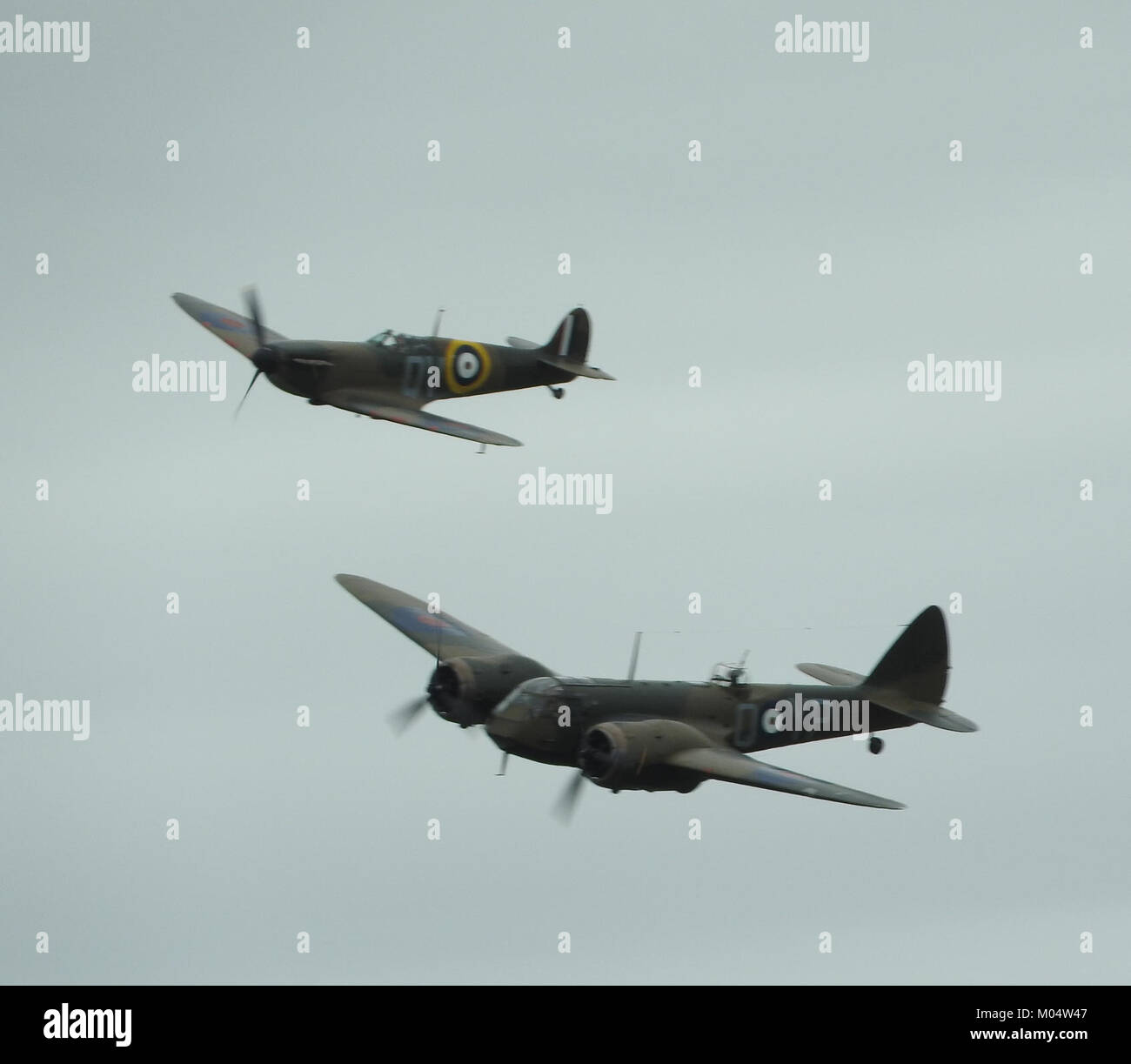I Bristol Blenheim e Spitfire sono iconici aerei britannici della seconda guerra mondiale, noti per il loro ruolo significativo nelle battaglie aeree. Il Blenheim era un bombardiere versatile, mentre lo Spitfire era un leggendario aereo da caccia. Foto Stock