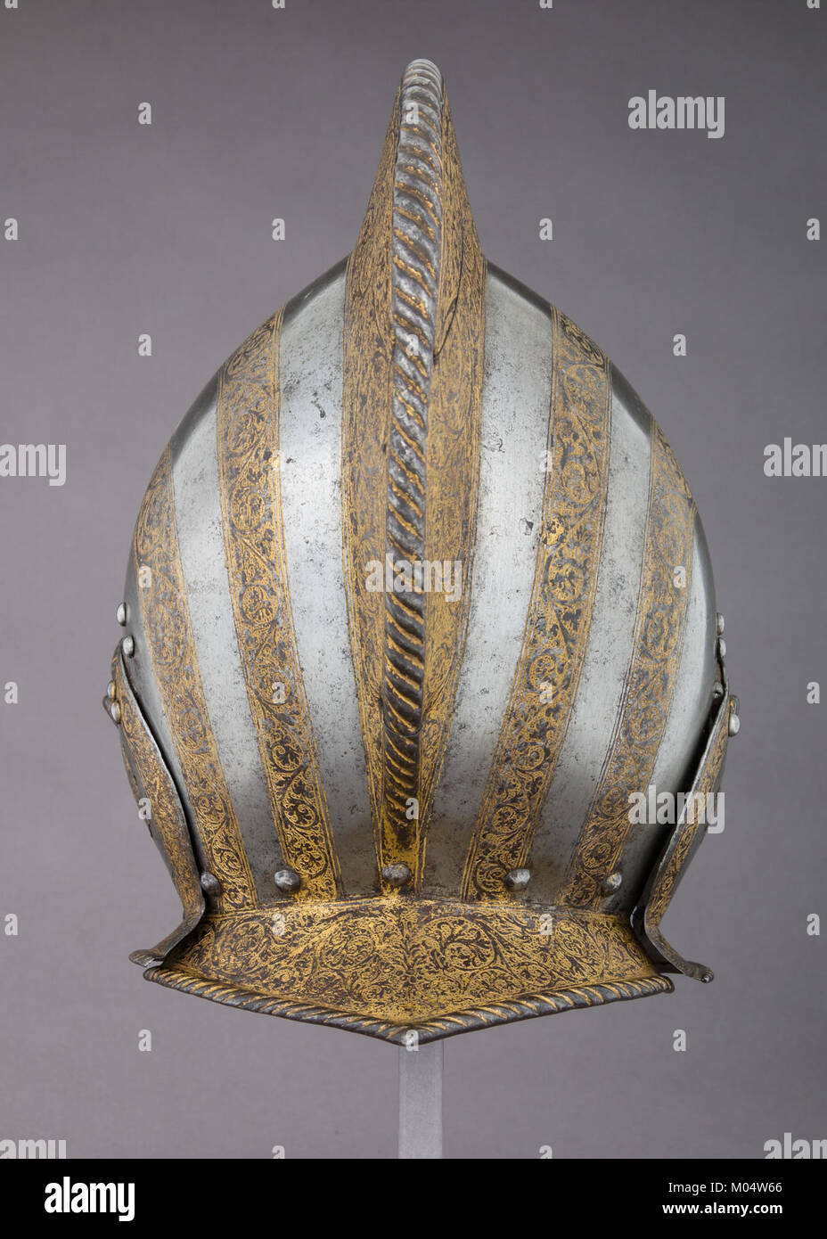 Questo casco Burgonet del XVI secolo è un ottimo esempio di armatura europea usata in battaglia. Rappresenta l'artigianato e la storia militare del periodo. Foto Stock