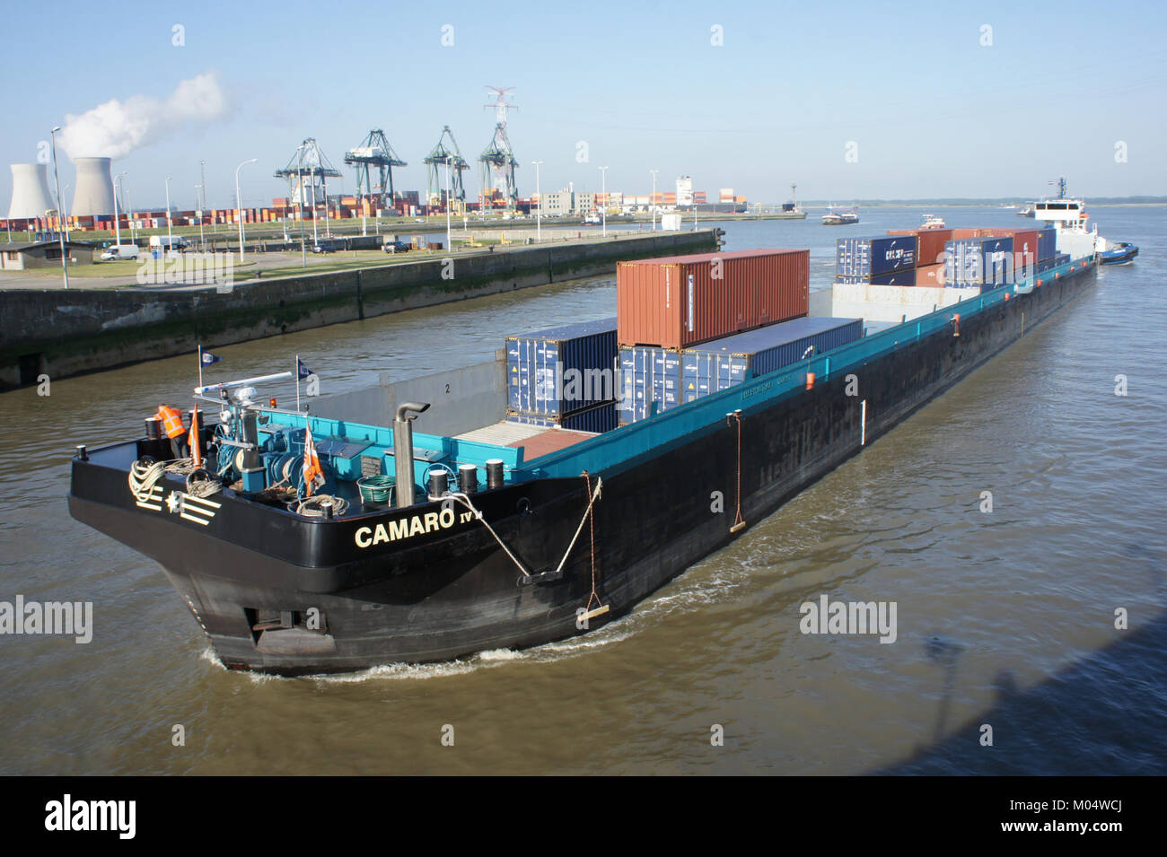 Il Camaro IV, con ENI numero 02329331, aspetta a Zandvlietsluis (chiusa) nel porto di Anversa per essere armato. L'immagine cattura la nave nel fiume Schelde, mostrando il traffico marittimo nell'affollato porto di Anversa. Foto Stock