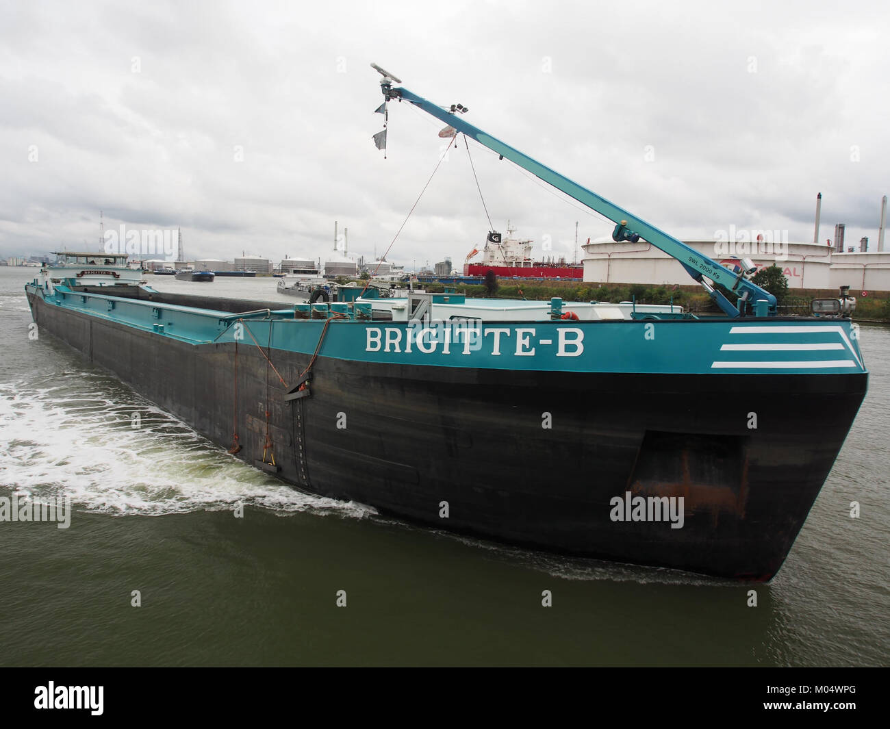 Questa immagine mostra Brigitte-B al Van Cauwelaertsluis, situato nel porto di Anversa. Il porto è una posizione chiave per il commercio marittimo e il trasporto in Belgio, con Brigitte-B catturata in questo contesto significativo. Foto Stock