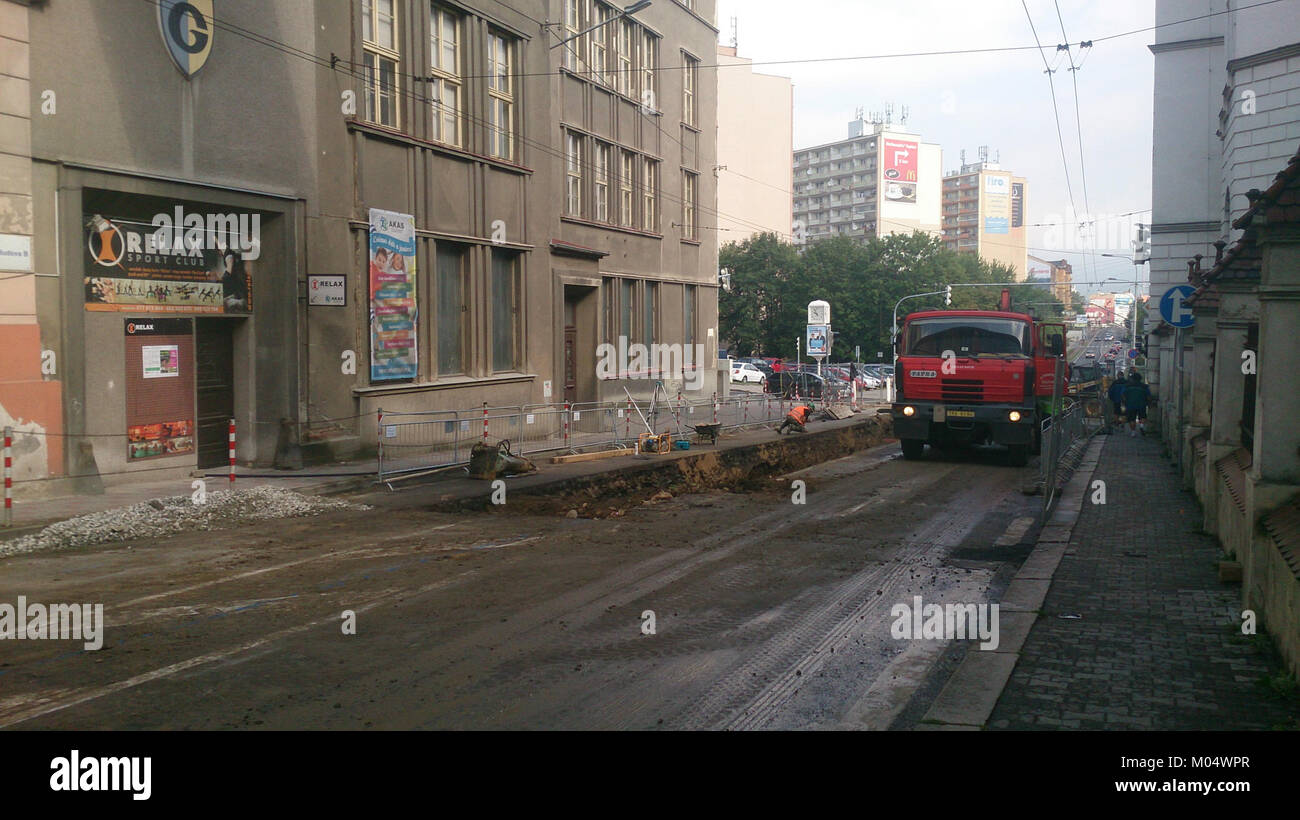 La fotografia raffigura i lavori di costruzione del sistema fognario di C GymTeplice, illustrando lo sviluppo delle infrastrutture urbane. Foto Stock