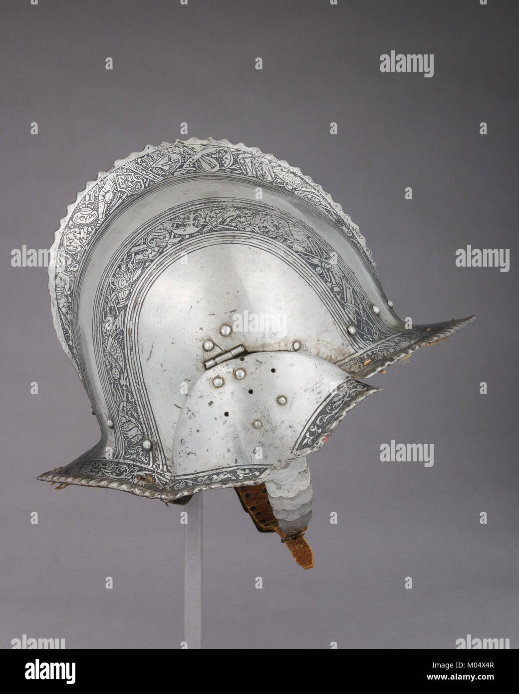 Questo borgonetto della Germania meridionale risale al 1560 circa. Realizzato in acciaio, pelle e tessuto, è alto 9,25 cm, largo 8 cm e profondo 13,625 cm, con un peso di circa 4 kg 4 once. Il casco presenta design in rilievo ispirati all'arte classica. Foto Stock Questo borgonetto della Germania meridionale risale al 1560 circa. Realizzato in acciaio, pelle e tessuto, è alto 9,25 cm, largo 8 cm e profondo 13,625 cm, con un peso di circa 4 kg 4 once. Il casco presenta design in rilievo ispirati all'arte classica. Foto Stock