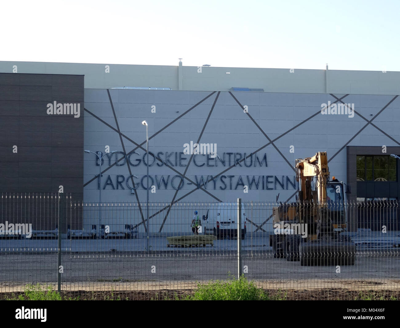 Questa immagine cattura il Bydgoskie Centrum Targowo-Wystawiennicze, un centro espositivo a Bydgoszcz, Polonia. È un luogo chiave per eventi commerciali e culturali nella regione, che si terrà nell'agosto 2015. Foto Stock