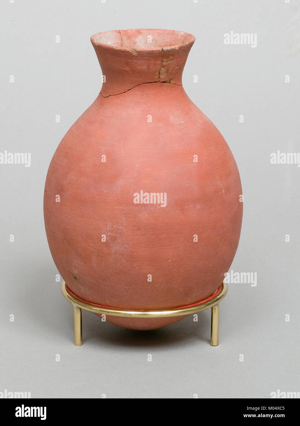 Questa bottiglia, catalogata come MET 34.1,181, è un esempio di vetreria storica ospitata nel Metropolitan Museum of Art Il suo design e la sua maestria artigianale offrono approfondimenti sui metodi di produzione e sulle preferenze estetiche del periodo che rappresenta. Foto Stock