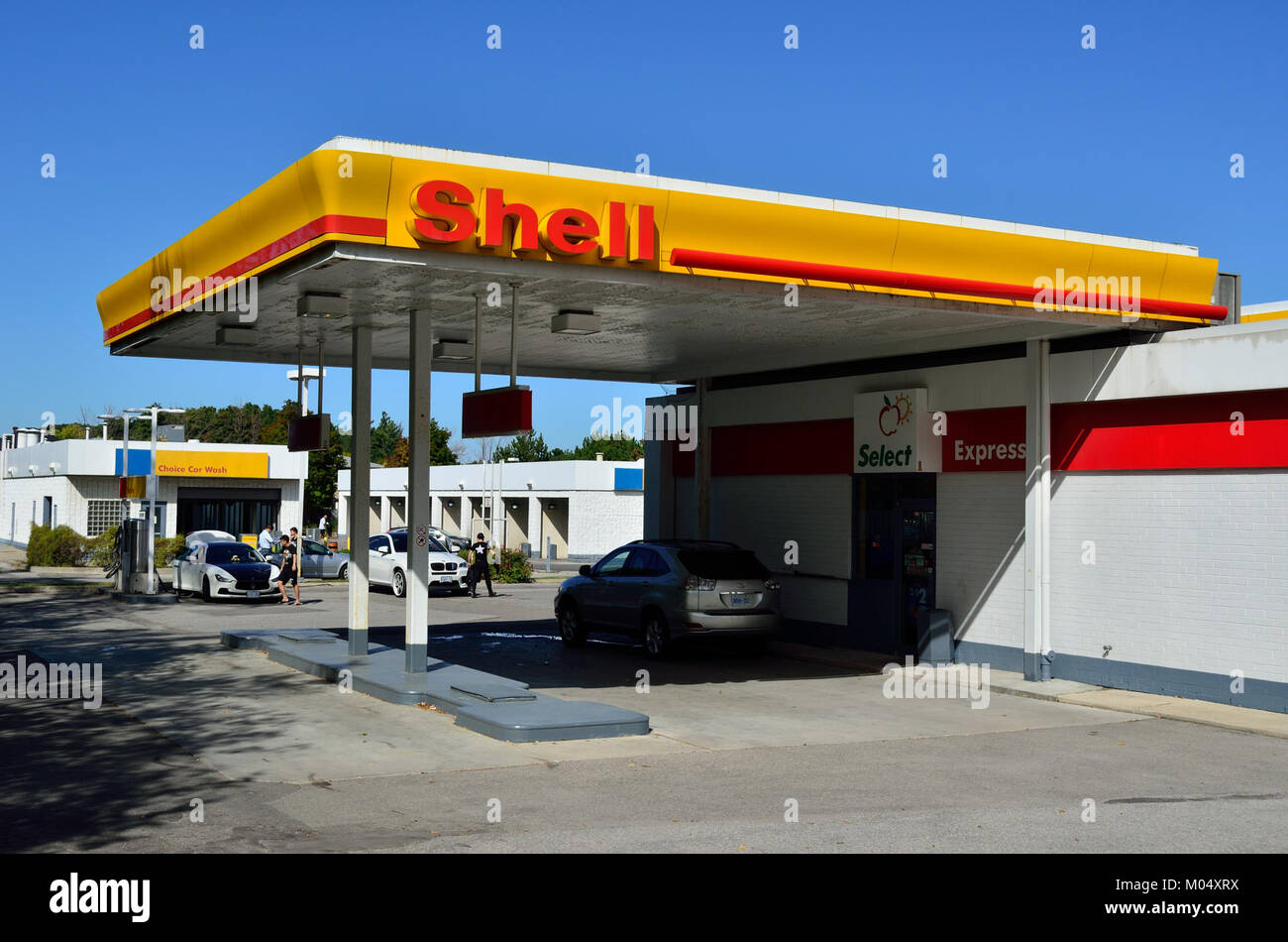 Canada Shell Station 5 si riferisce a una specifica stazione di servizio Shell situata in Canada. Questa stazione fa parte della rete Shell che fornisce carburante e servizi ai clienti, contribuendo all'infrastruttura di trasporto. Foto Stock
