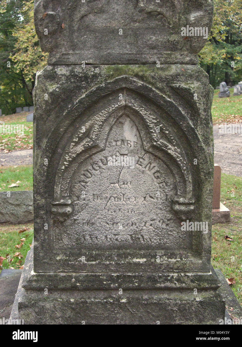 Il Burgdorff Monument, situato presso l'Highwood Cemetery, è una struttura commemorativa. La fotografia è stata scattata nell'ottobre 2015, evidenziando il design del monumento e il suo posto nella storia del cimitero. Foto Stock