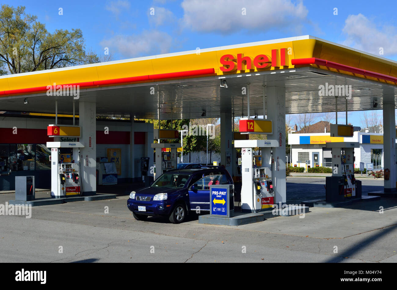 La Canada Shell Station è una stazione di servizio situata in Canada, che fornisce carburante e servizi convenienti ai viaggiatori. Nota per la sua fornitura affidabile di carburante e per il servizio clienti di alta qualità, la stazione funge da punto di rifornimento principale lungo le principali strade della regione. Foto Stock