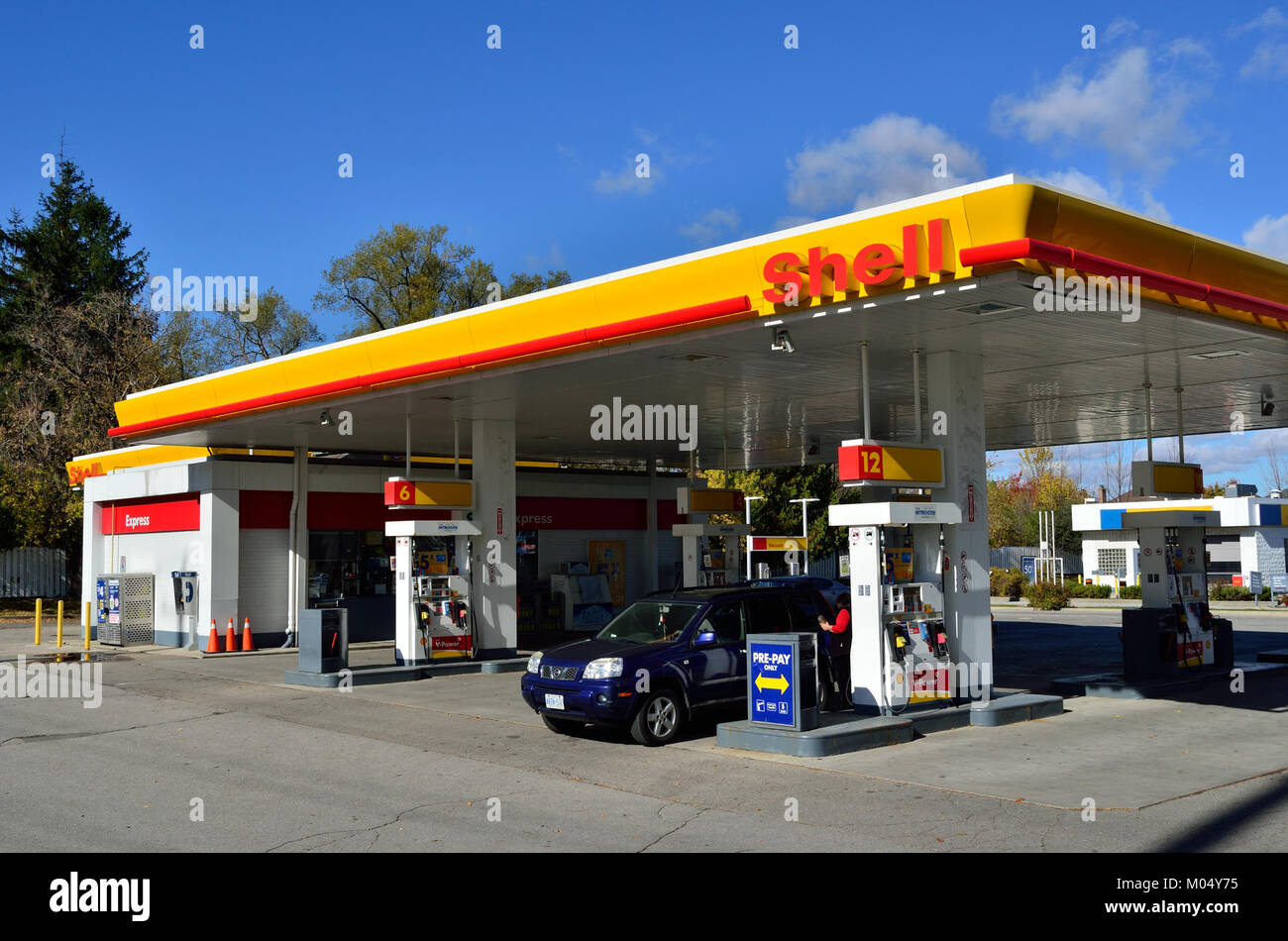 La Canada Shell Station fa parte della rete di stazioni di servizio Shell in Canada, offrendo carburante e servizi ai viaggiatori. Si tratta di un esempio di stazioni di servizio moderne che rispondono alle esigenze degli automobilisti nelle aree urbane e rurali. Foto Stock