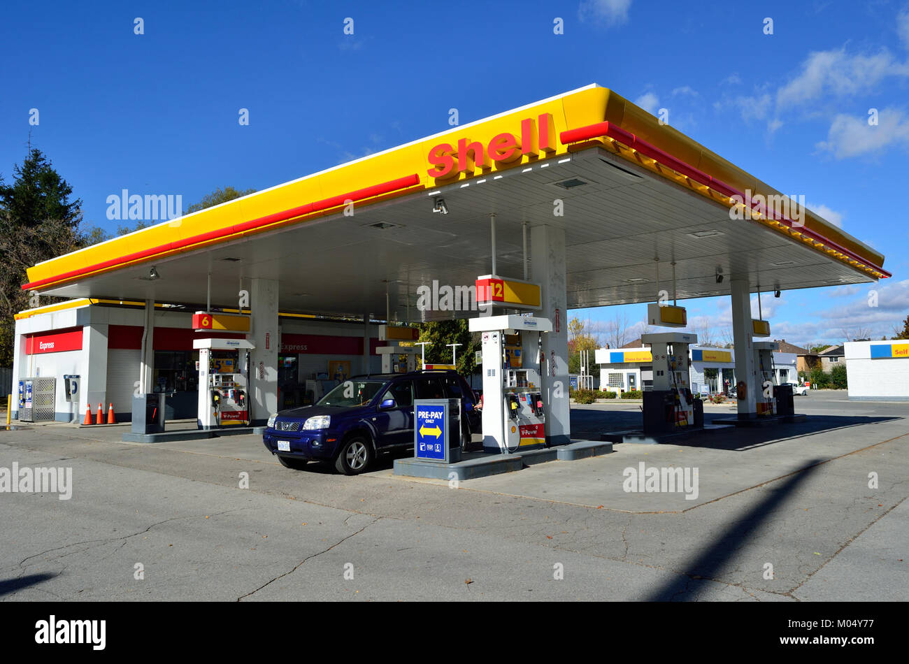 La Canada Shell Station è una notevole stazione di servizio situata in Canada, nota per il suo carburante di alta qualità e i suoi servizi. Offre una gamma di prodotti e fa parte della rete Shell, al servizio delle comunità locali e dei viaggiatori. Foto Stock
