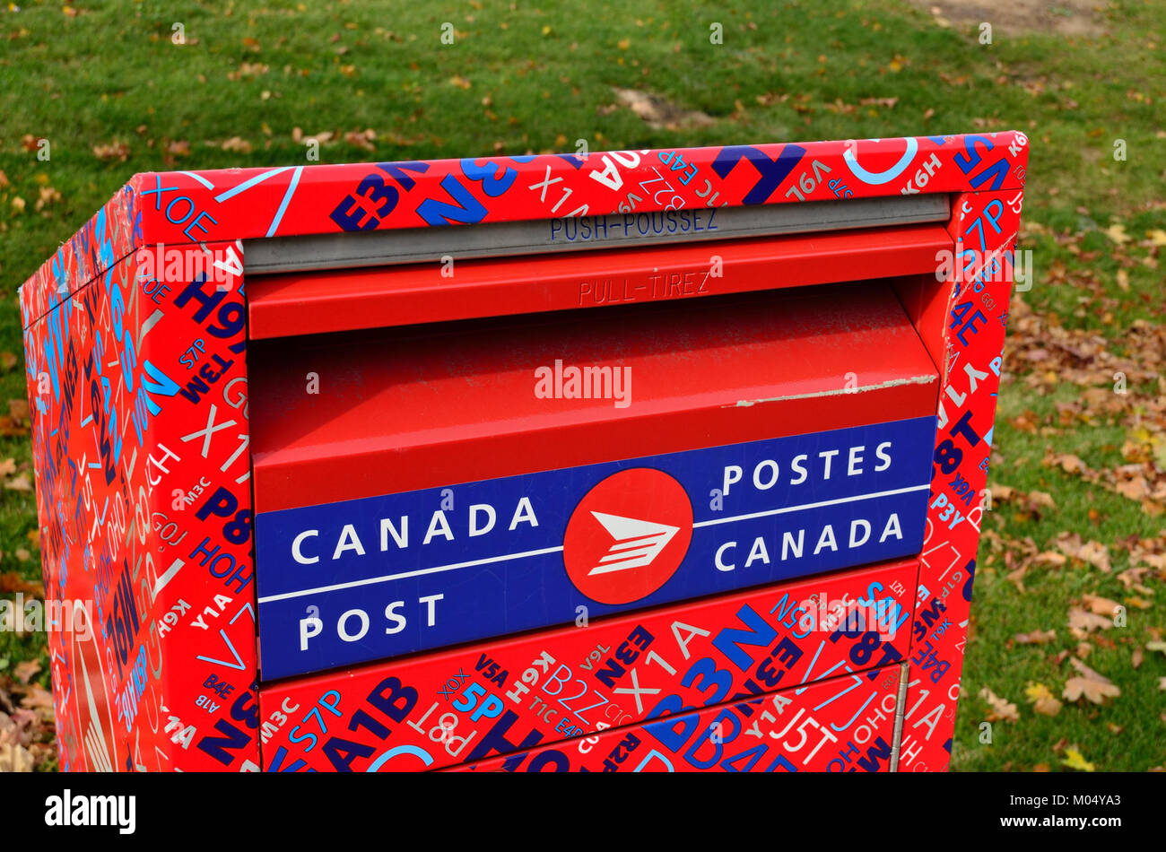 Questa immagine mostra una casella postale Canada Post, utilizzata per la raccolta e la consegna della posta in tutto il Canada. La cassetta postale fa parte del sistema postale del paese, garantendo servizi postali affidabili. Foto Stock