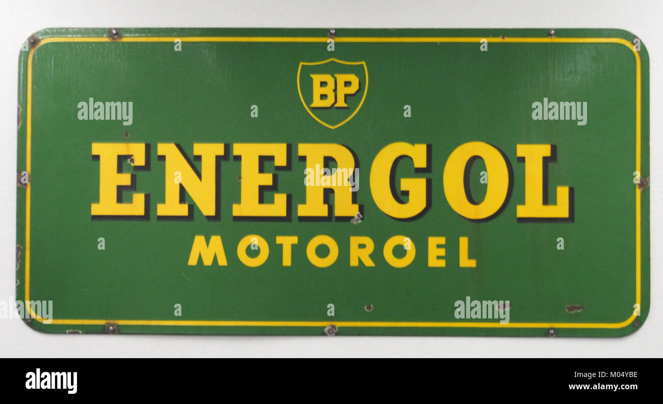 Il cartello pubblicitario BP Energol motoroel smalto è stato utilizzato per la promozione dell'olio motore di BP. Il materiale smaltato ne garantisce la durata, rendendolo un oggetto da collezione per gli appassionati di pubblicità vintage e storia automobilistica. Foto Stock