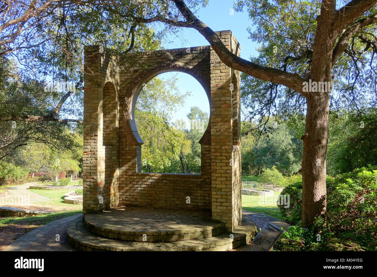 La finestra Butler, situata nel giardino botanico Zilker di Austin, Texas, è un elemento architettonico unico all'interno dell'ambiente naturale del giardino. La cornice della finestra offre una vista panoramica della flora e dei paesaggi circostanti, mescolando natura e design in un ambiente tranquillo. Foto Stock
