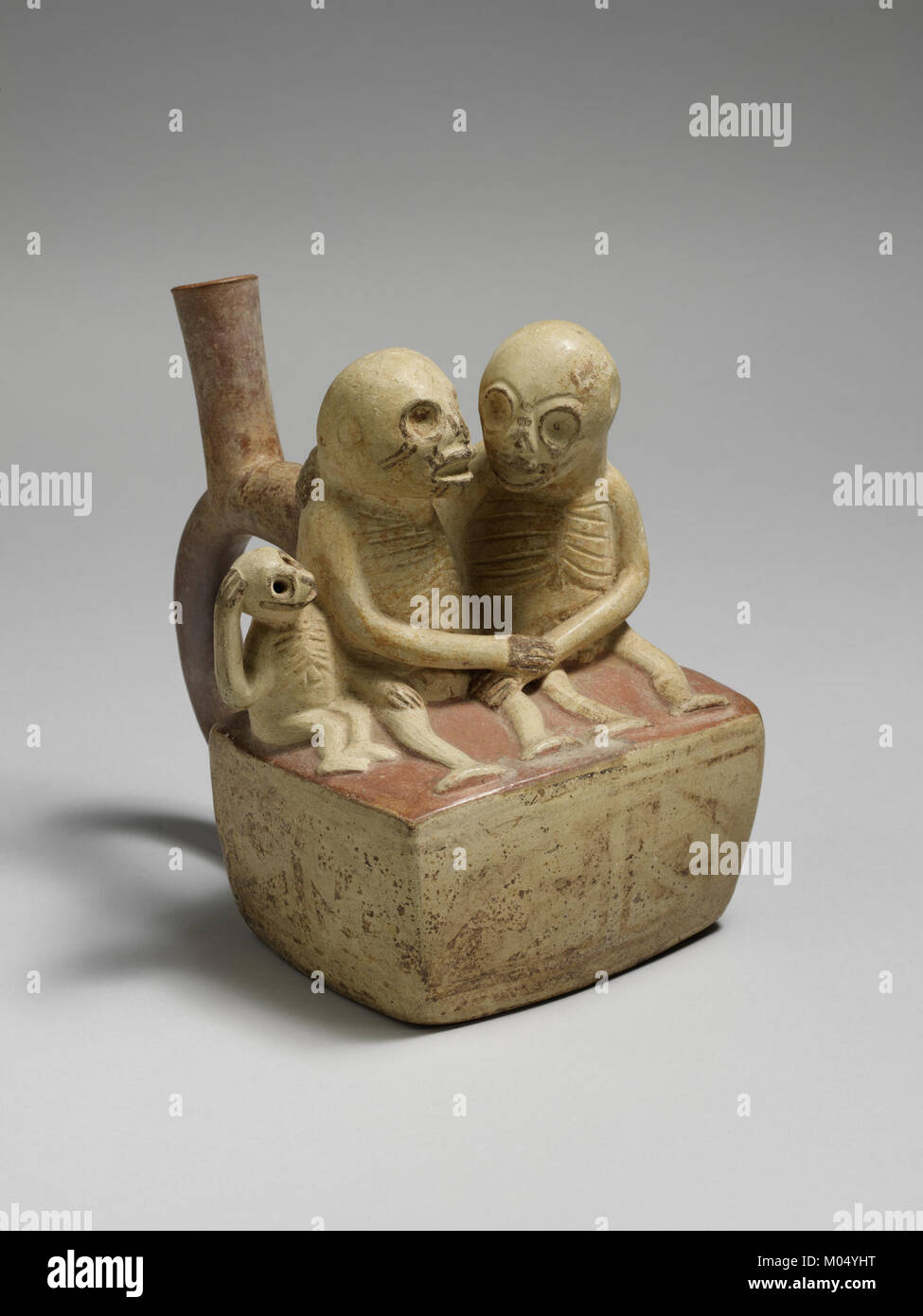 Questa bottiglia, parte della collezione del Metropolitan Museum of Art, presenta una coppia scheletrica con un bambino, una rappresentazione artistica di temi come la morte, la famiglia e la mortalità. Foto Stock